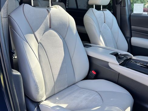 Used 2025 Toyota Grand Highlander AWD Hybrid image 23