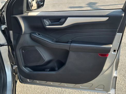 Used 2022 Ford Escape SE w/ SE Sport Appearance Package image 4