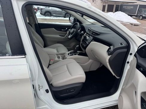 Used 2022 Nissan Rogue Sport SL w/ Premium Package image 27