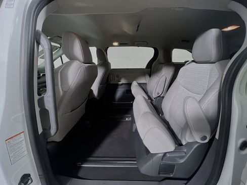 Used 2024 Toyota Sienna LE image 29