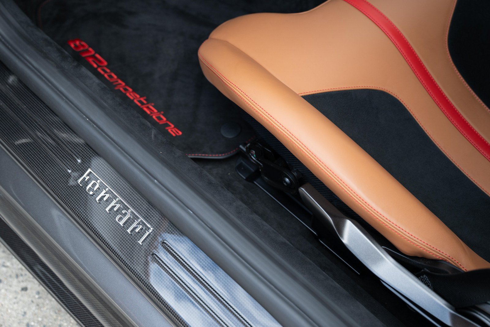 Used 2022 Ferrari 812 Competizione RWD image 40