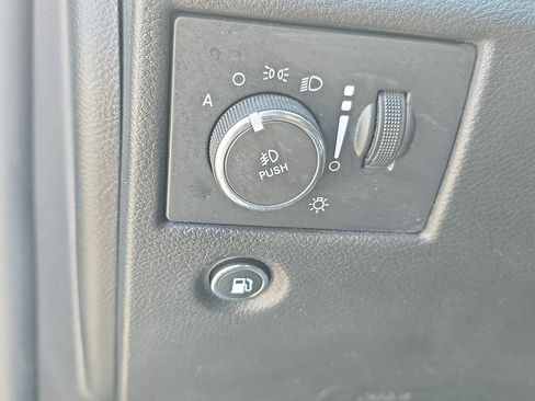 Used 2021 Jeep Grand Cherokee Limited image 23