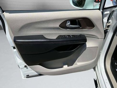 Used 2018 Chrysler Pacifica Touring Plus w/ Tire & Wheel Group image 11