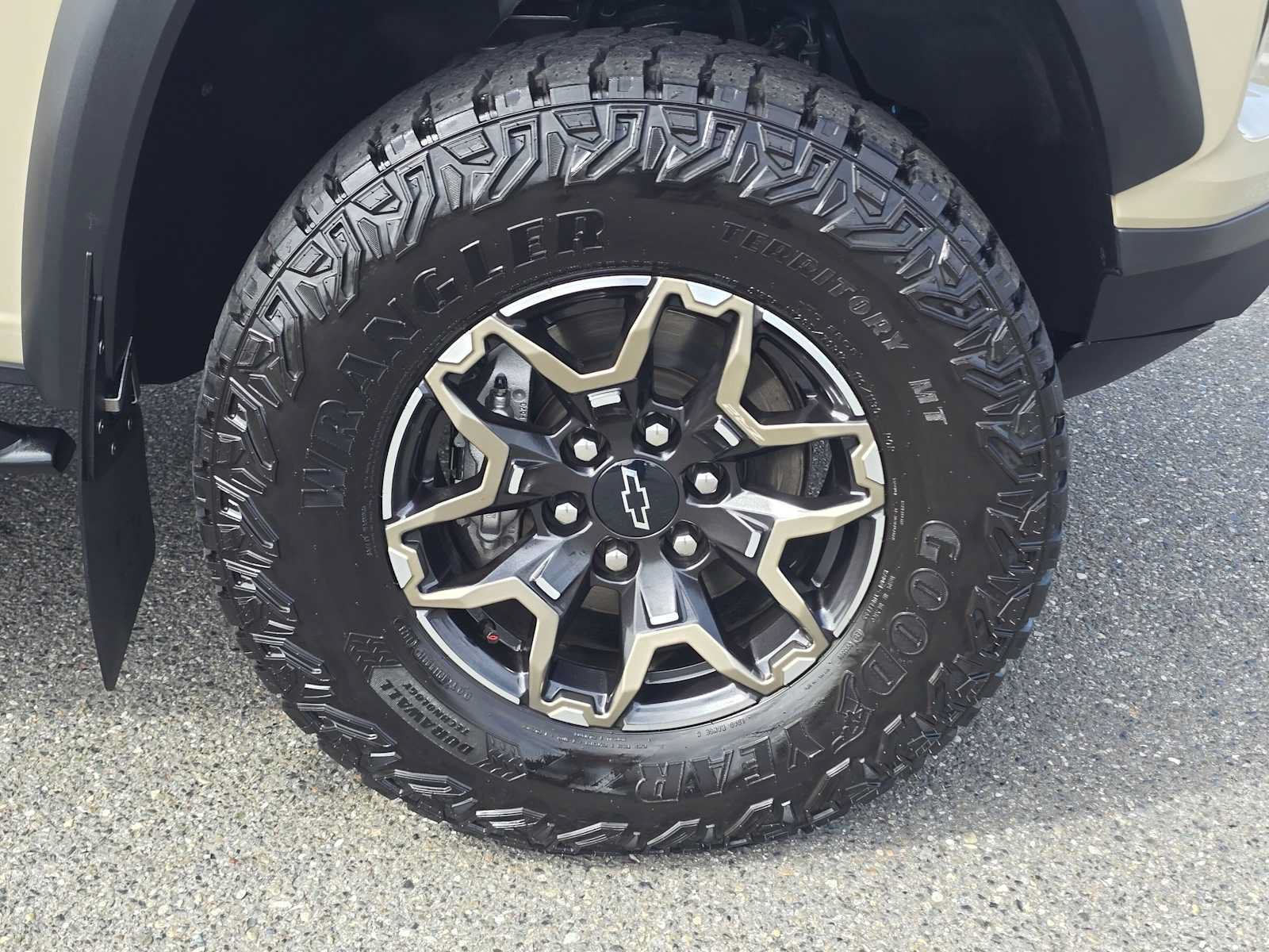 Used 2024 Chevrolet Colorado ZR2 w/ ZR2 Convenience Package III AWD/4WD image 9