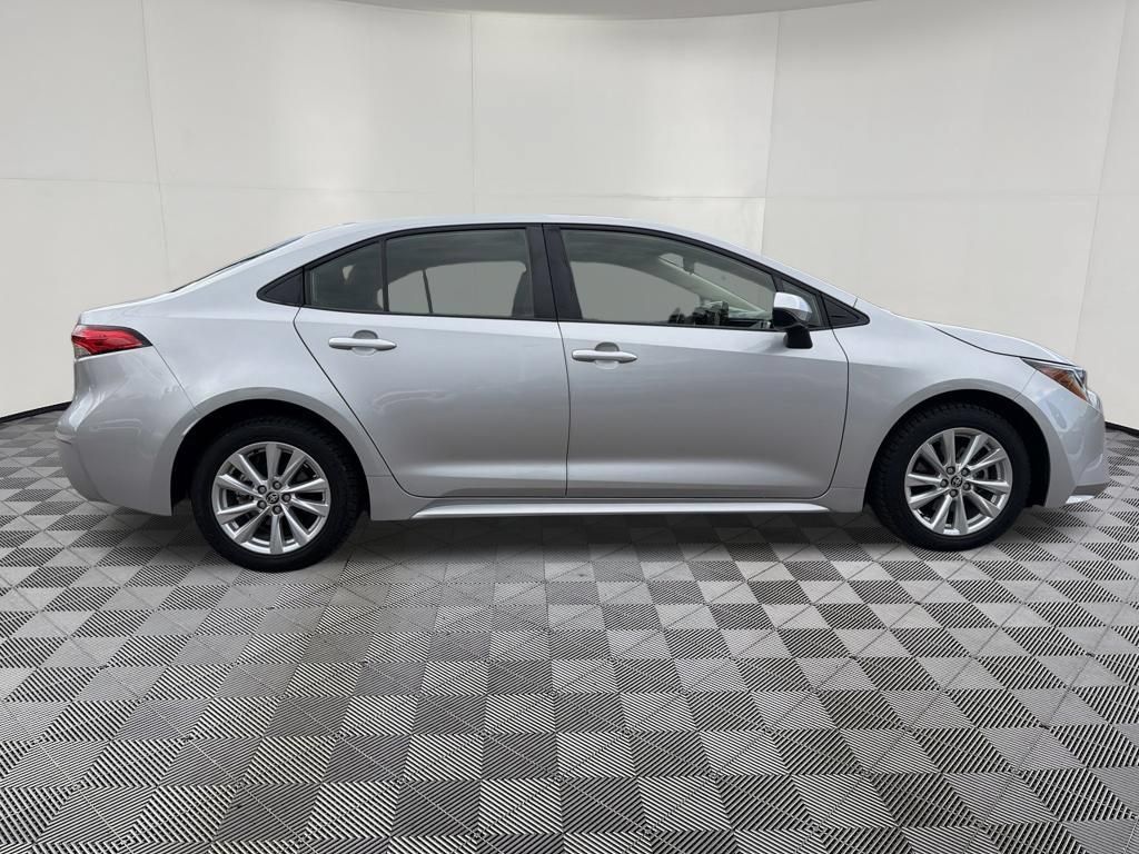 Used 2023 Toyota Corolla LE w/ LE Premium Package FWD image 9