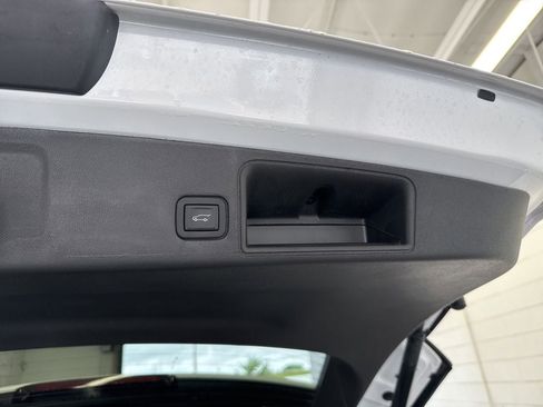 Used 2024 GMC Terrain SLT w/ Tech Package FWD image 11