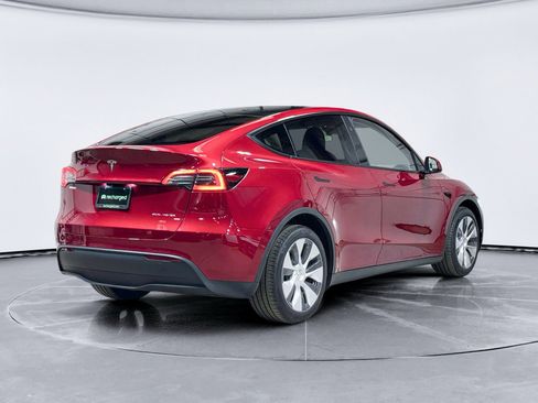 Used 2024 Tesla Model Y Long Range AWD/4WD image 3
