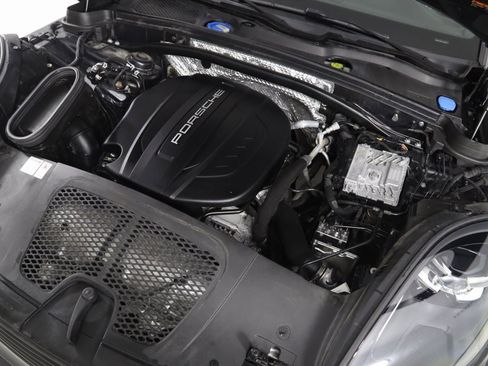 Used 2020 Porsche Macan image 23