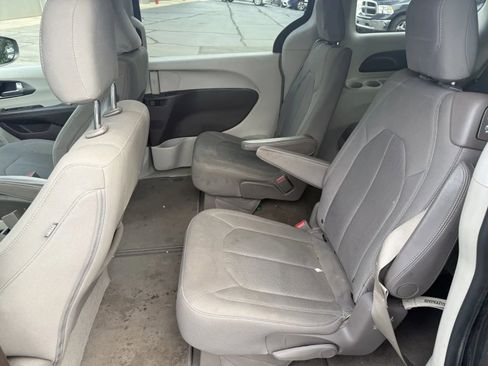 Used 2018 Chrysler Pacifica LX FWD image 9