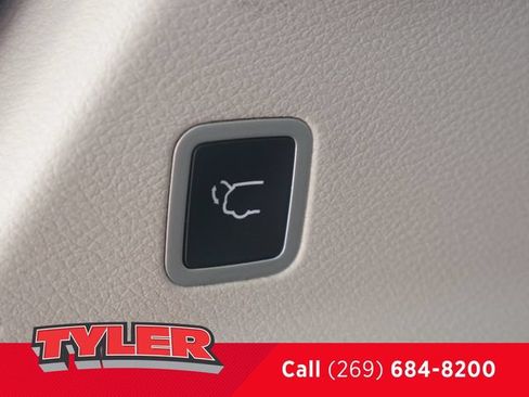 Used 2022 Chrysler Pacifica Touring-L FWD image 19