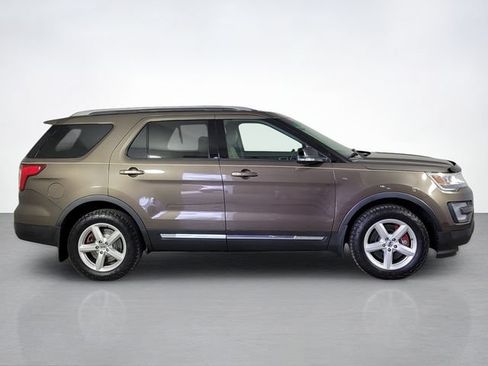 Used 2016 Ford Explorer XLT w/ Equipment Group 202A AWD/4WD image 2