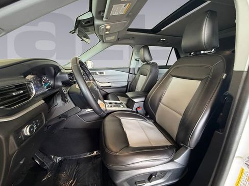 Used 2022 Ford Explorer XLT w/ Equipment Group 202A image 10