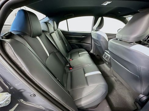 Used 2025 Toyota Camry SE image 27