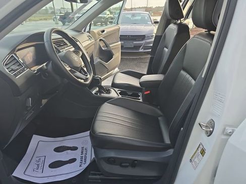 Used 2024 Volkswagen Tiguan SE image 12