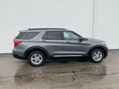 Used 2022 Ford Explorer XLT image 3