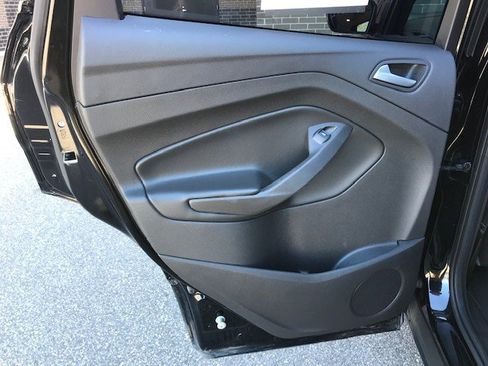 Used 2017 Ford Escape SE w/ SE Sport Appearance Package image 19