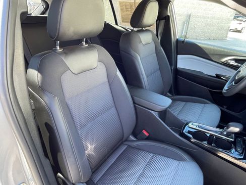 Used 2025 Chevrolet Trax LT image 35