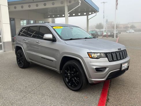 Used 2021 Jeep Grand Cherokee Laredo X image 3