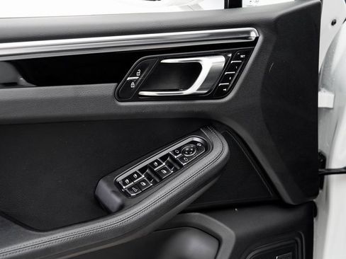Used 2025 Porsche Macan image 8
