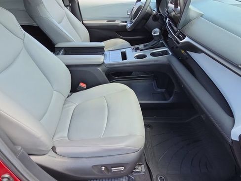 Used 2025 Toyota Sienna XLE w/ XLE Plus Package FWD image 19