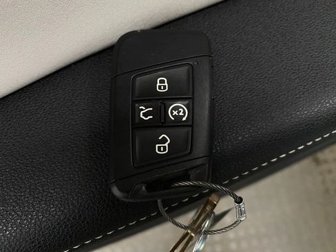Used 2025 Volkswagen Taos SE AWD/4WD image 29