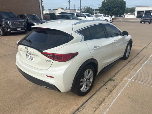 Used 2018 INFINITI QX30 Premium FWD image 4