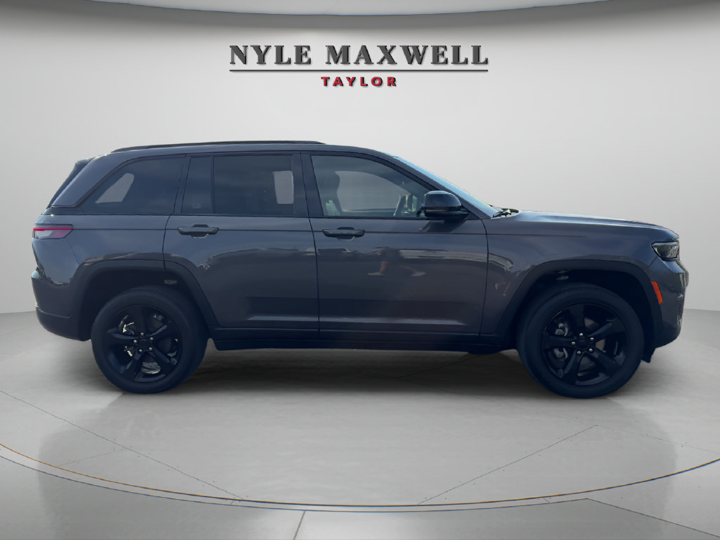 Used 2023 Jeep Grand Cherokee Altitude AWD/4WD image 4