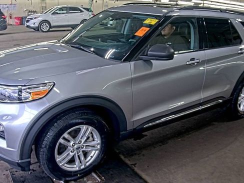 Used 2022 Ford Explorer XLT w/ Equipment Group 202A AWD/4WD image 2