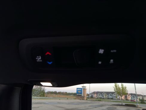 Used 2025 Chrysler Pacifica Limited FWD image 40
