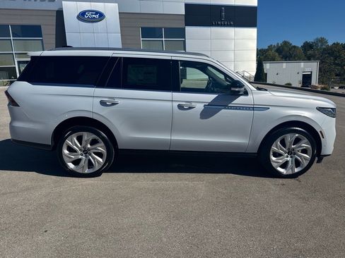 New 2025 Lincoln Navigator Reserve image 9