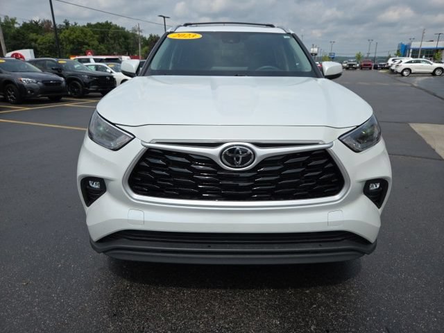 Used 2023 Toyota Highlander XLE AWD/4WD image 2