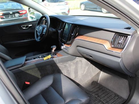 Used 2019 Volvo XC60 T5 Momentum w/ Multimedia Package AWD/4WD image 11