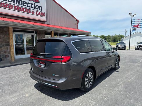 Used 2021 Chrysler Pacifica Touring-L FWD image 4