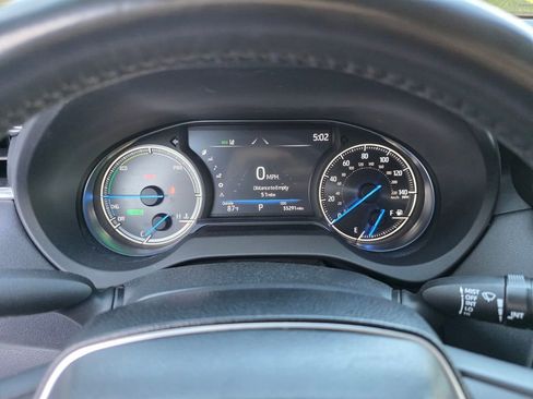 Used 2022 Toyota Venza LE image 22