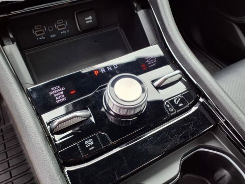Used 2024 Jeep Grand Cherokee Summit w/ Luxury Tech Group V AWD/4WD image 9