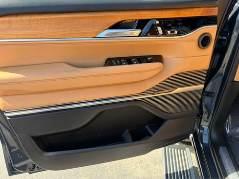 Used 2022 Jeep Grand Wagoneer Series III w/ Rear Seat Video Group 1 AWD/4WD image 10