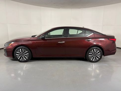 Used 2024 Nissan Altima 2.5 SV FWD image 10