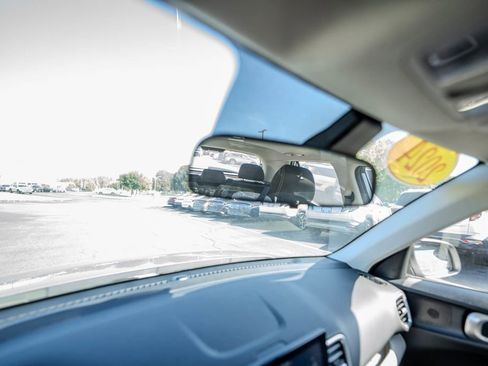 Used 2024 Hyundai Venue SEL image 18