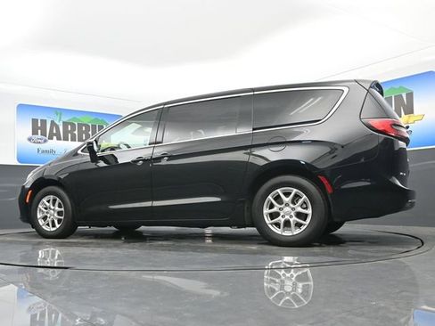 Used 2025 Chrysler Pacifica Select image 21