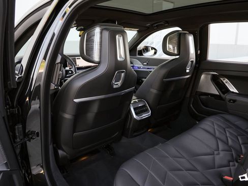 Used 2024 BMW 740i image 33