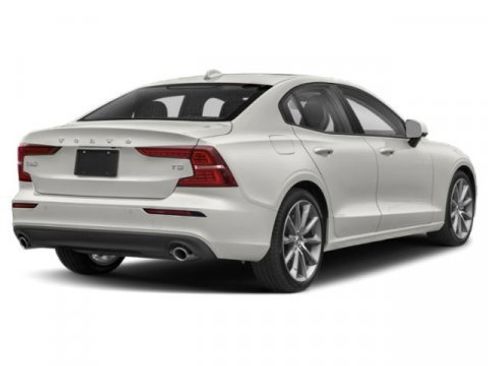 Used 2021 Volvo S60 T5 Momentum w/ Premium Package image 2