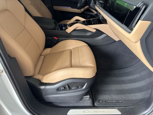 Used 2025 Porsche Cayenne w/ Premium Package Plus AWD/4WD image 24