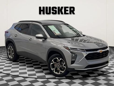 Certified 2025 Chevrolet Trax LT FWD image 1