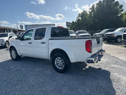 Used 2016 Nissan Frontier SV image 2
