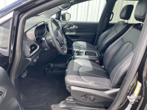 Used 2025 Chrysler Pacifica Select FWD image 27