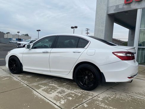 Used 2016 Honda Accord Touring image 4