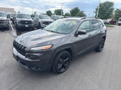 Used 2018 Jeep Cherokee Latitude w/ Altitude Package FWD image 3