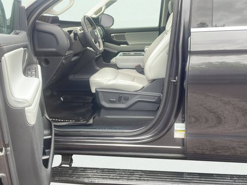 Certified 2025 Ford Expedition Max Platinum w/ Driver's Package AWD/4WD image 11