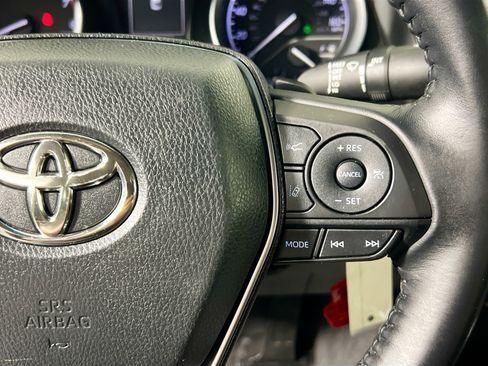 Used 2018 Toyota Camry SE FWD image 19