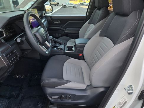Certified 2025 Toyota Tacoma TRD Off-Road AWD/4WD image 15